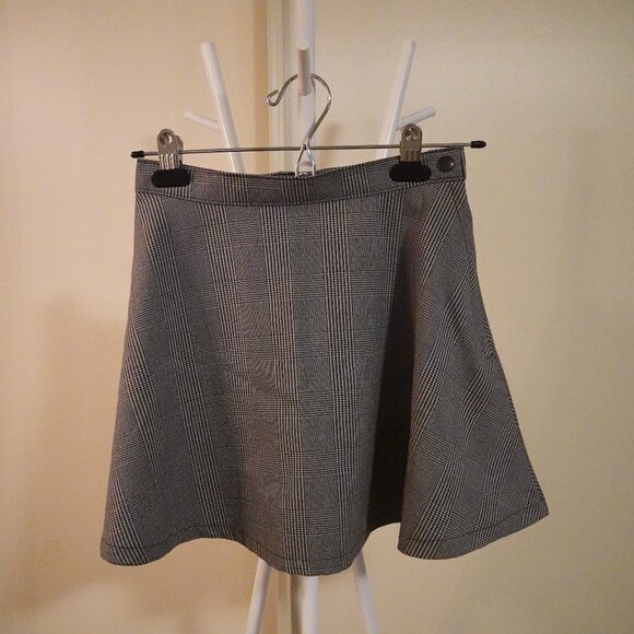American Apparel Check Circle Skirt in Black and White. Size Extra Small. - Picture 2 of 7